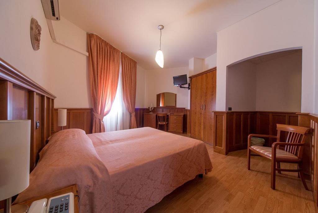 Hotel Del Camerlengo Fara San Martino Стая снимка